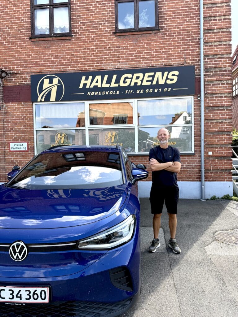 Kørelærer Michael Hallgren foran køreskolen på Præstøvej i Næstved