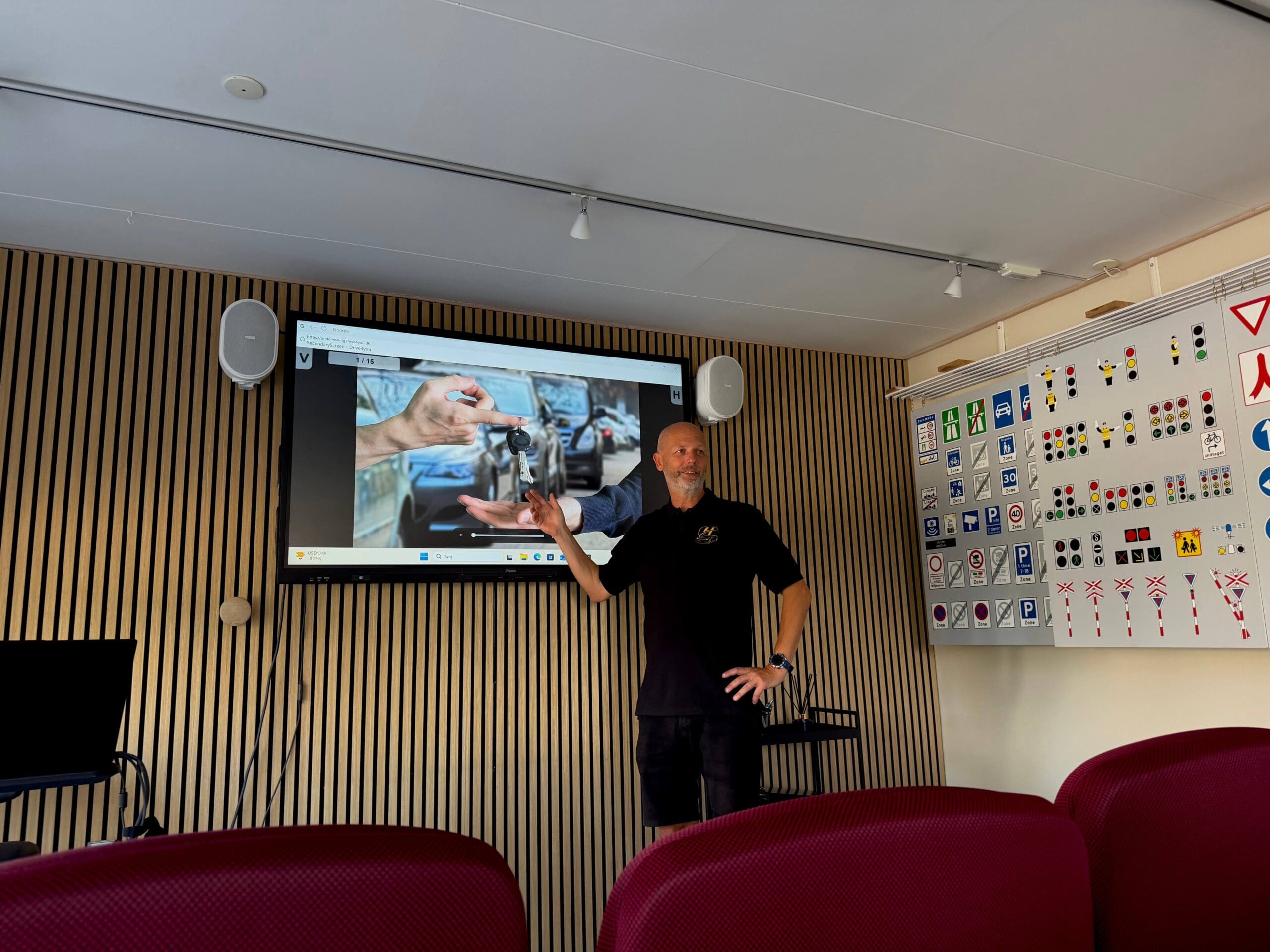 Michael Hallgren underviser i teori på køreskolen i Næstved