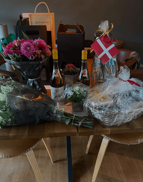 Blomster og Dannebrog efter en bestået køreprøve